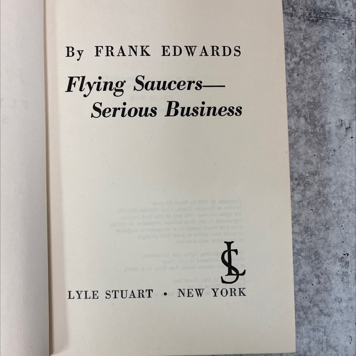 flying saucers— serious business book, by frank edwards, 1966 Hardcover, First Edition, Vintage image 2