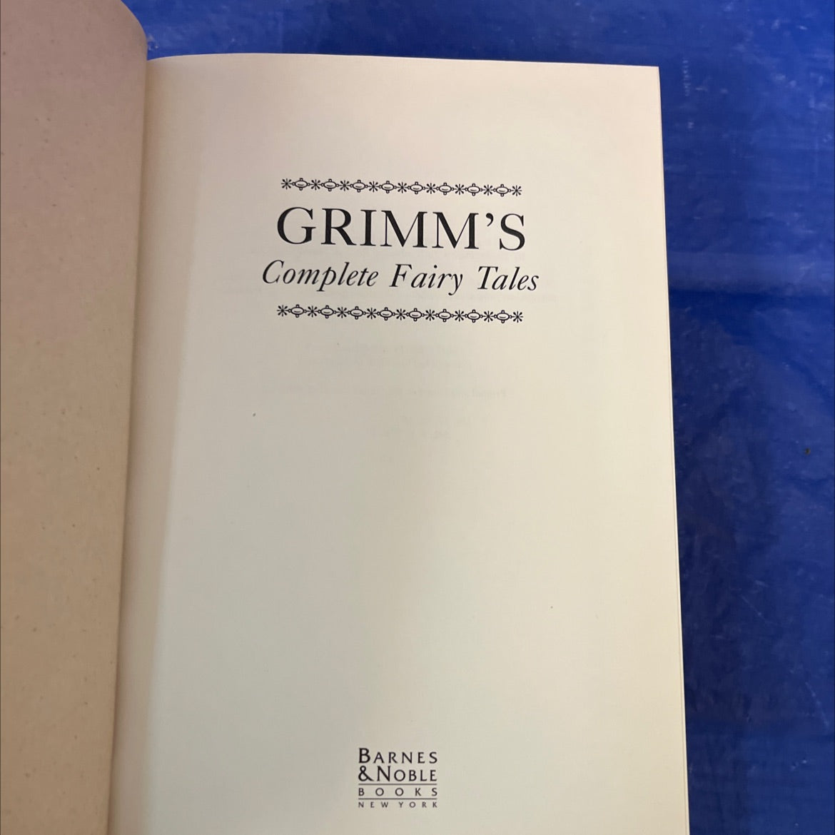 grimm's complete fairy tales book, by Jakob and Wilhelm Grimm, 1993 Leather image 2