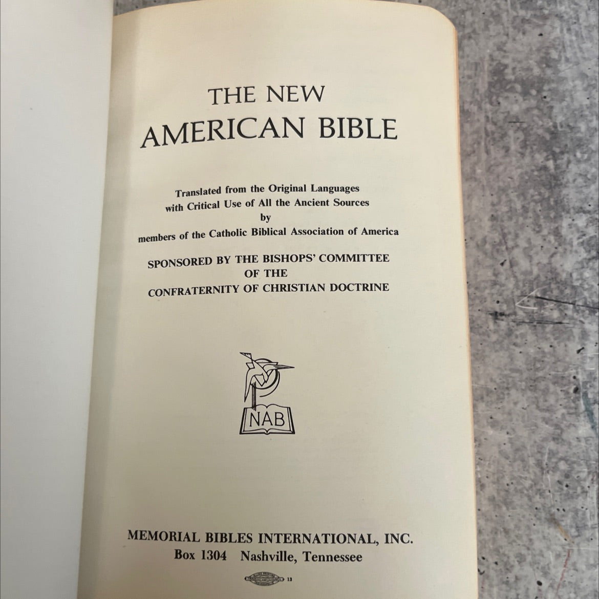 holy bible: the new american bible book, by Catholic Biblical Association of America, 1970 Leather image 2