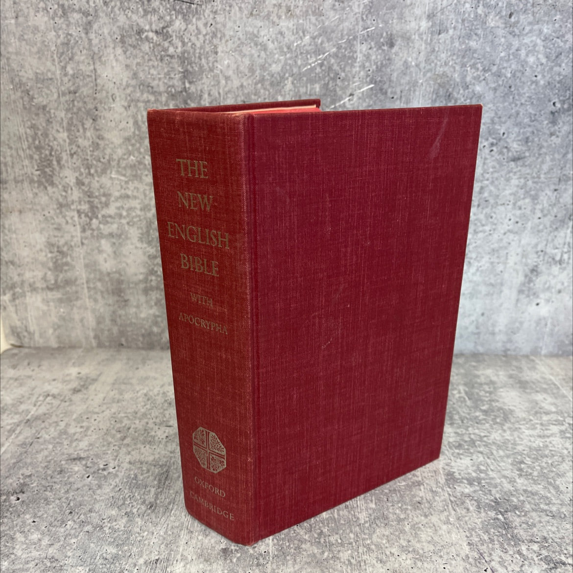 holy bible: the new english bible with the apocrypha book, by unknown, 1970 Hardcover, Vintage image 1