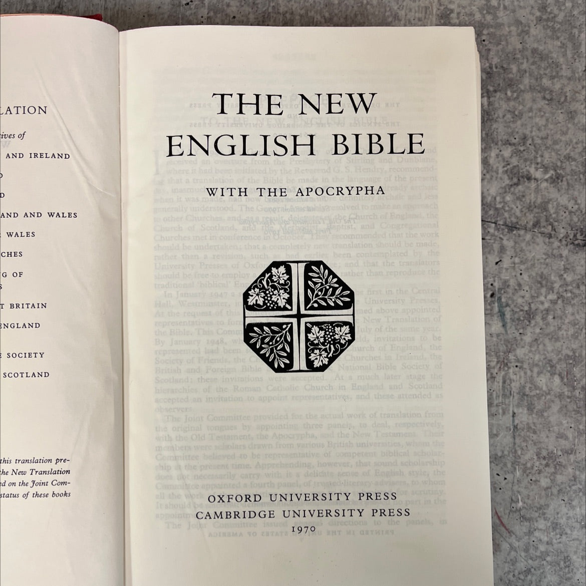 holy bible: the new english bible with the apocrypha book, by unknown, 1970 Hardcover, Vintage image 2