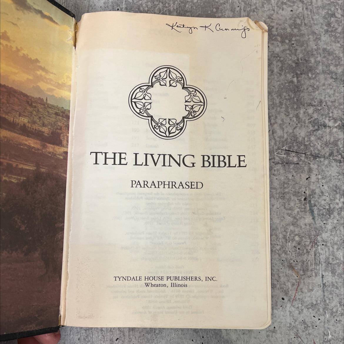 holy bible paraphrased book, by katyn cummings, 1979 Leather, Vintage image 2