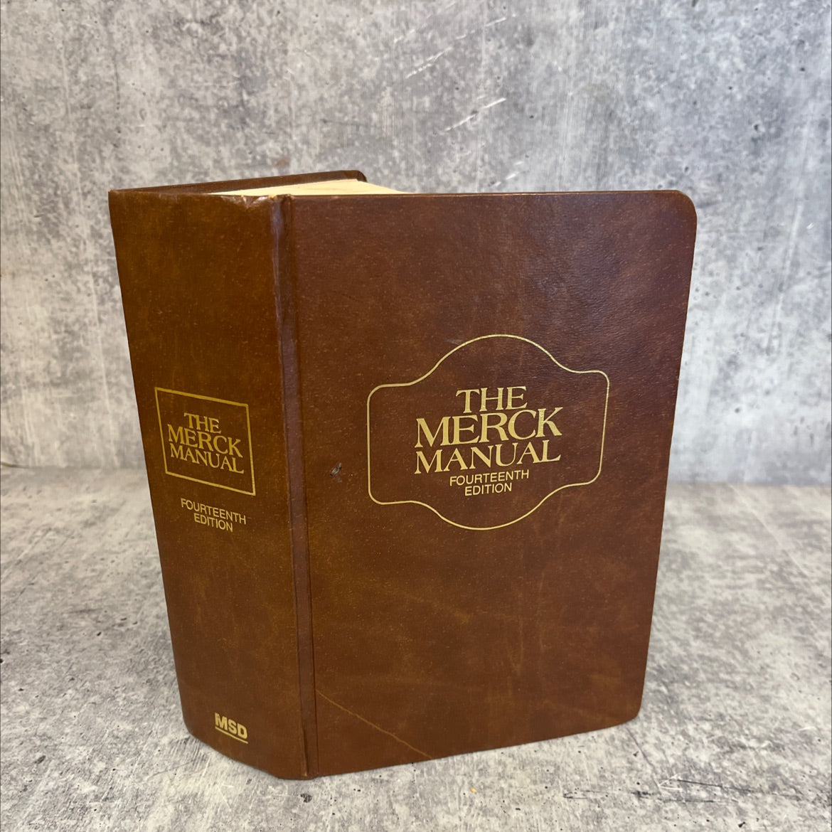 merck manual of diagnosis and therapy book, by Robert Berkow, M.D., 1984 Leather image 1