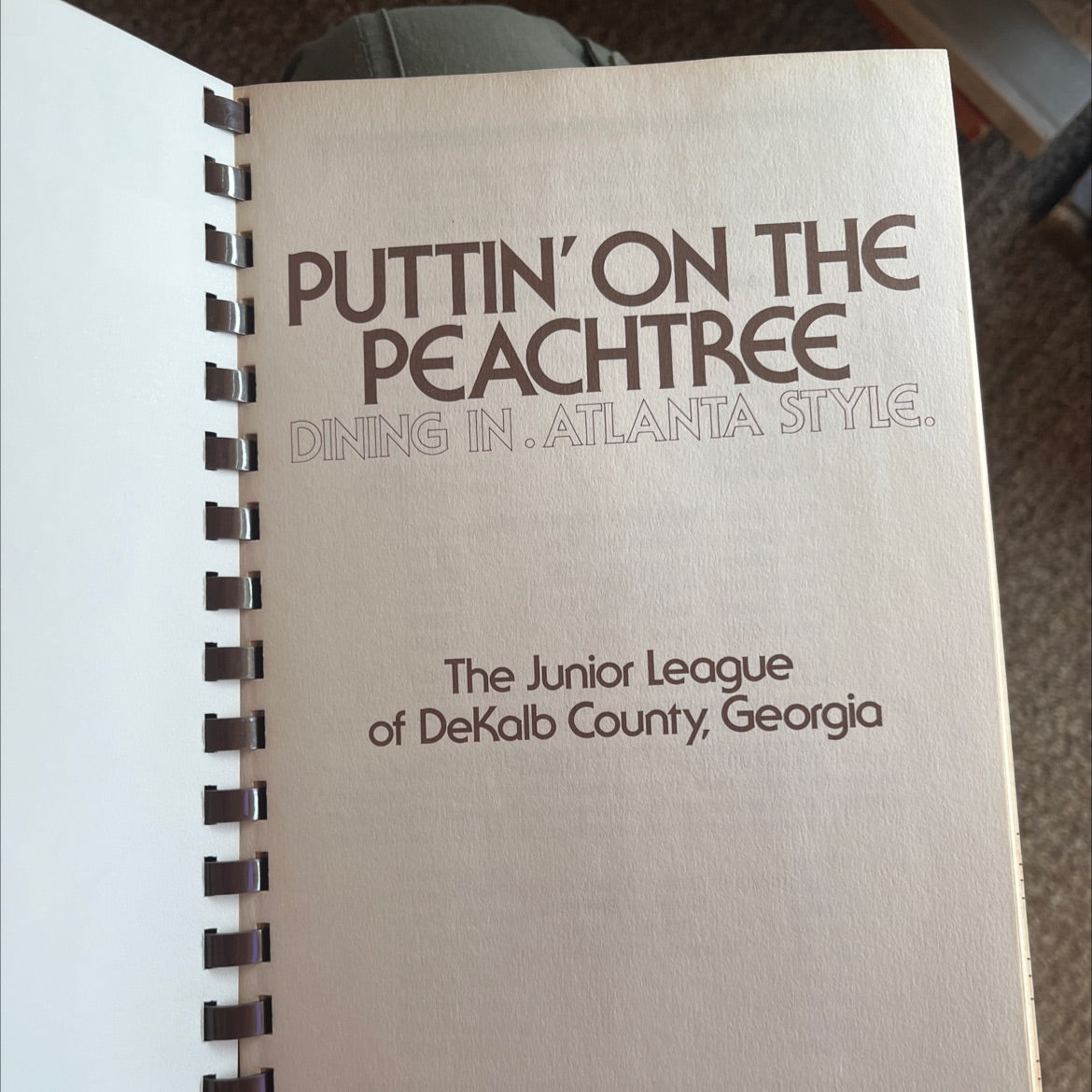 puttin' on the peachtree book, by The Junior League of DeKalb County, Georgia, 1986 Paperback image 2