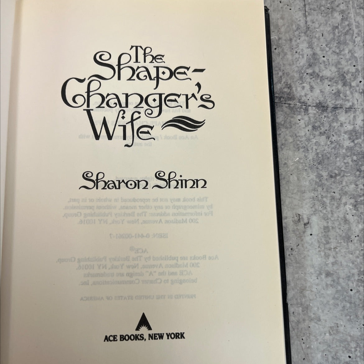 shape-changer's wife book, by sharon shinn, 1995 Hardcover image 2