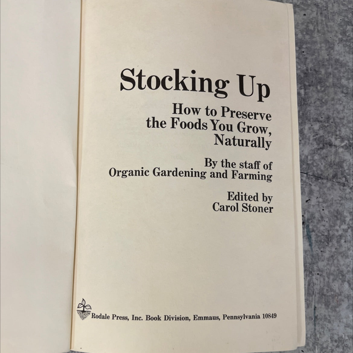 stocking up how to preserve the foods you grow naturally book, by staff of organic gardening and farming, 1973 image 2