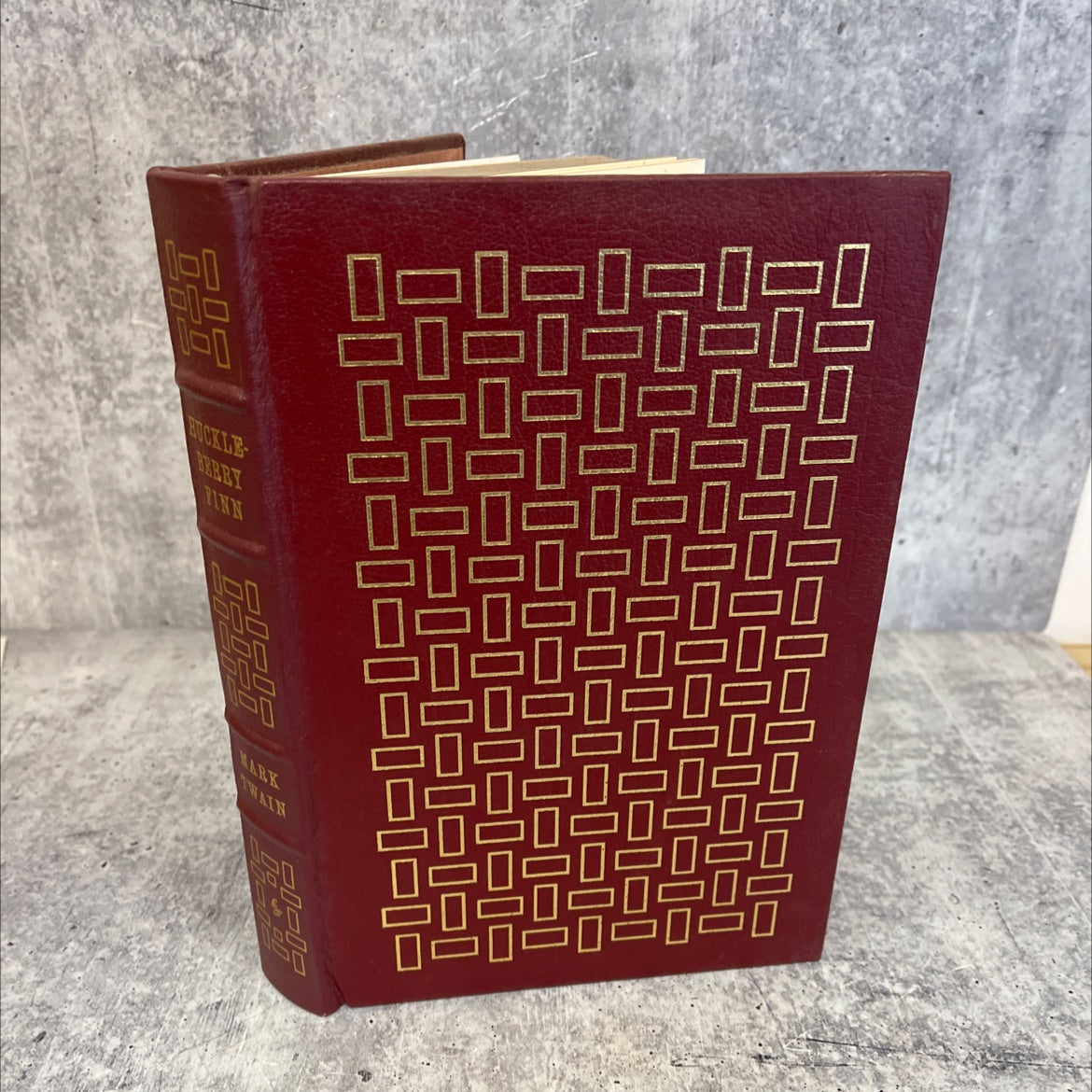 the adventures of huckleberry finn book, by mark twain, 1981 Leather, Vintage image 1