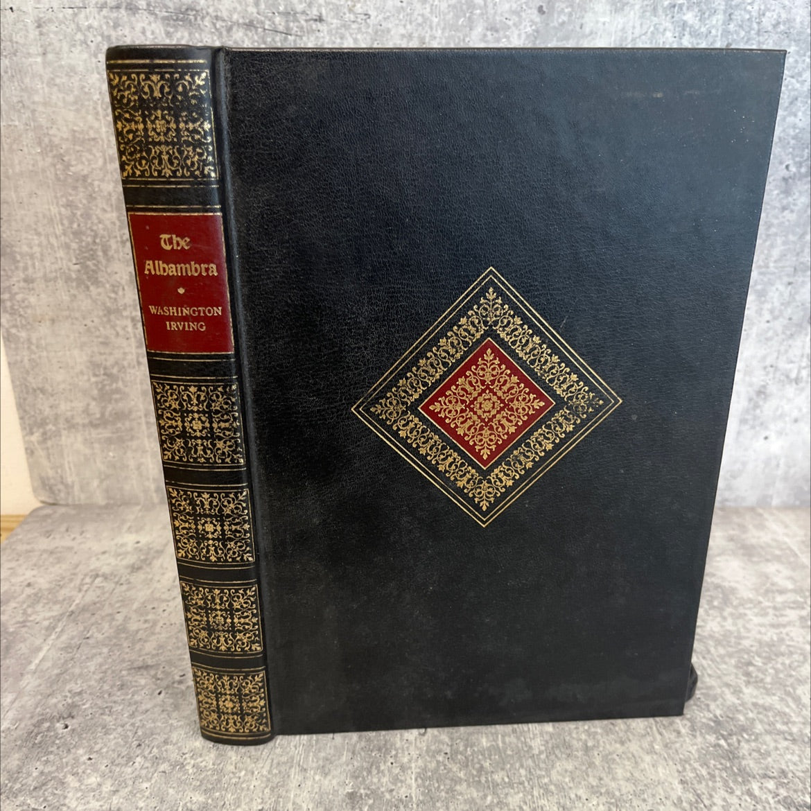 the alhambra book, by washington irving, 1969 Hardcover, Vintage image 1