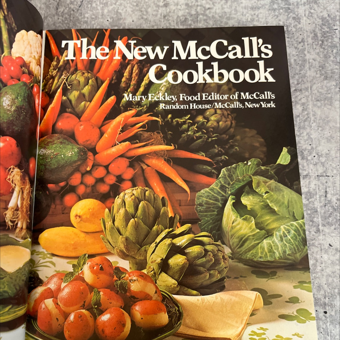 the new mccall's cookbook book, by Mary Eckley, 1973 Hardcover image 2