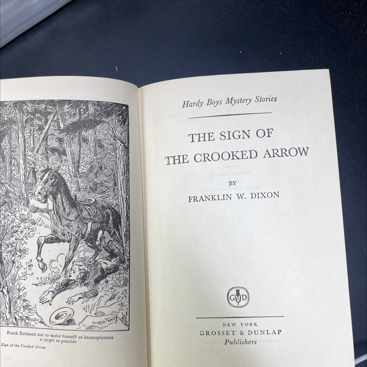 the sign of the crooked arrow book, by franklin w. dixon, 1949 Hardcover image 2