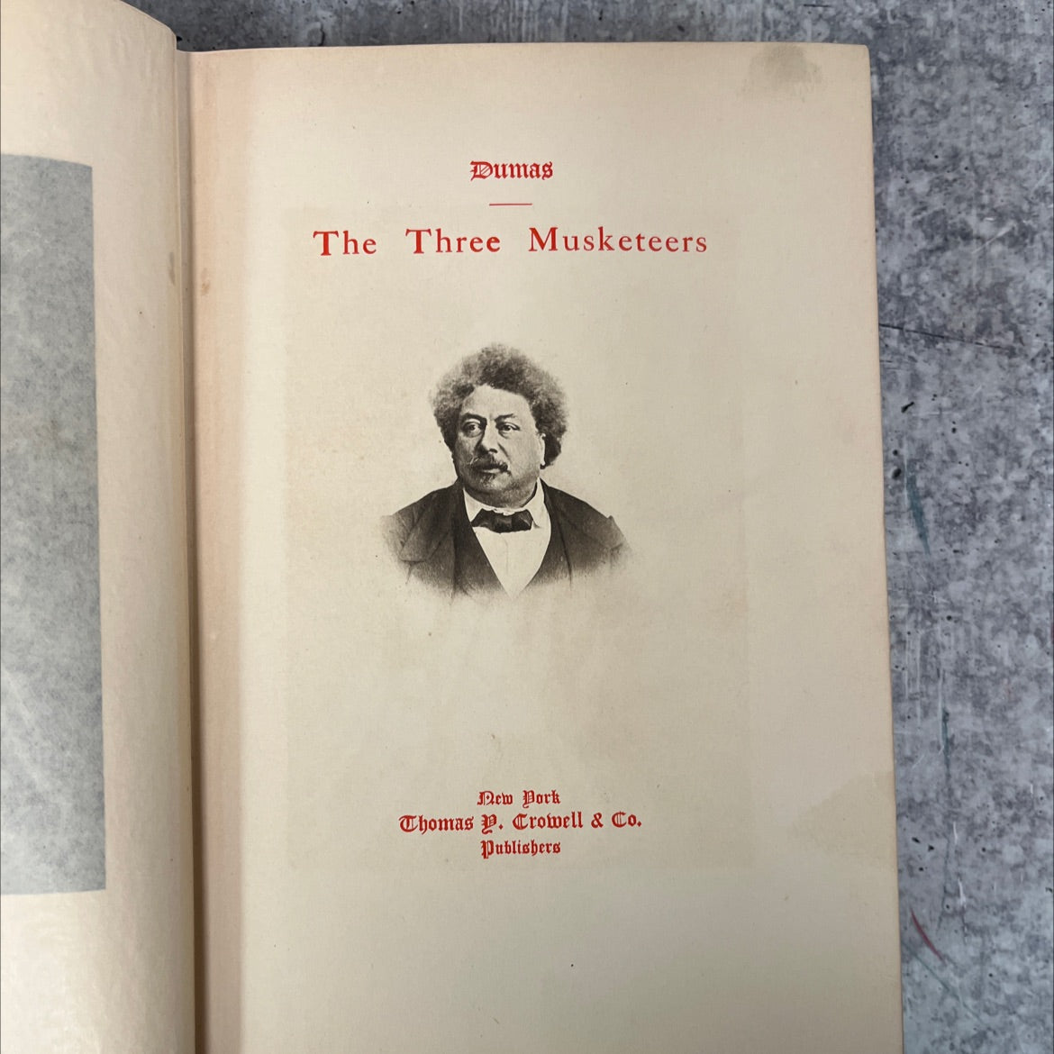 the three musketeers book, by alexandre dumas, 1901 Hardcover, Rare, Antique image 2